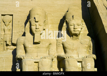 Due statue di Ramses 11 a Abu Simbel tempio complesso in Egitto. Foto Stock