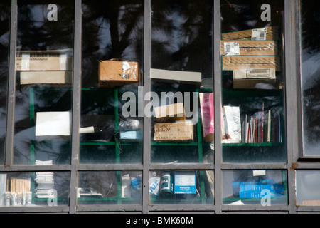 Scatole e file su ripiani in Finestra di ufficio Foto Stock