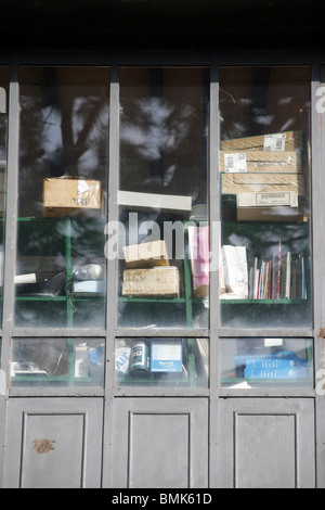 Scatole e file su ripiani in Finestra di ufficio Foto Stock