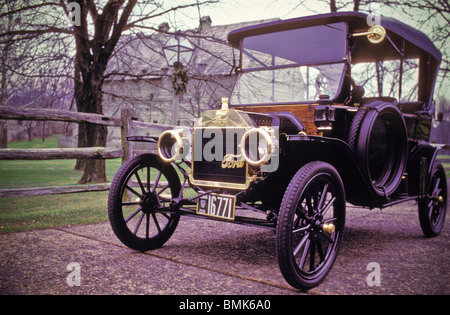 Inizio modello americano Ford T 1908-1909-1910 style automobile americana Gas Powered proiettori ruote pneumatici in gomma ottone Foto Stock