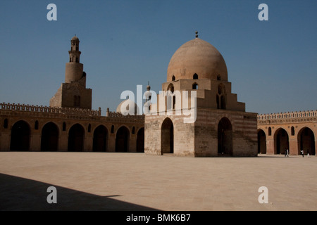 Cortile con cupola fontana abluzione di Ibn Tulun la moschea, Il Cairo, Al Qahirah, Egitto Foto Stock