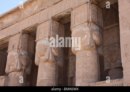 Colonne con capitelli Hathor nella parte esterna Hypostyle Hall del tempio di Hathor, Dendera, Qina, Egitto Foto Stock