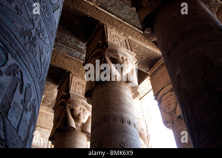 Colonne con capitelli Hathor nella parte esterna Hypostyle Hall del tempio di Hathor, Dendera, Qina, Egitto Foto Stock