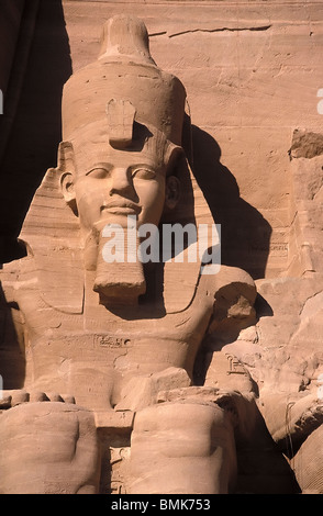 Close-up di uno dei colossali statue di Ramses II, Foto Stock
