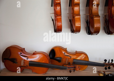 Finito di fatto a mano violini e viole. Foto Stock