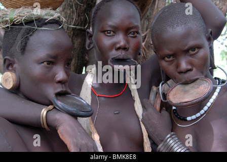 Etiopia: inferiore Omo river basin, Mursi le donne indossano le piastre a labbro Foto Stock