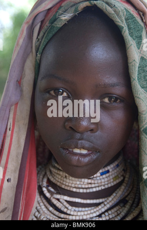 Etiopia: inferiore Omo river basin, Kundama agriturismo per Karo il villaggio di Duss, ragazza giovane Foto Stock