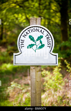 Il National Trust signpost Inghilterra UK close up Foto Stock