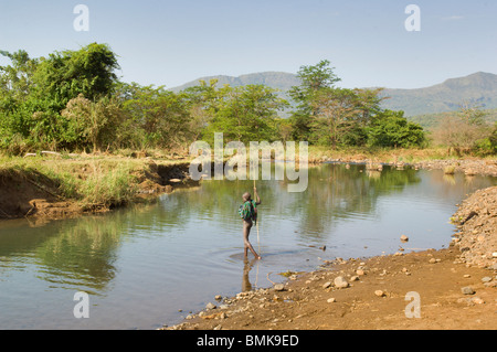 Africa, Etiopia, regione dell'Omo, Kibish. Suri boy attraversa il fiume. Foto Stock