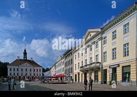 Estonia,Tartu,Raekoja Plats,piazza Municipio,case mercantili,case tipiche Foto Stock
