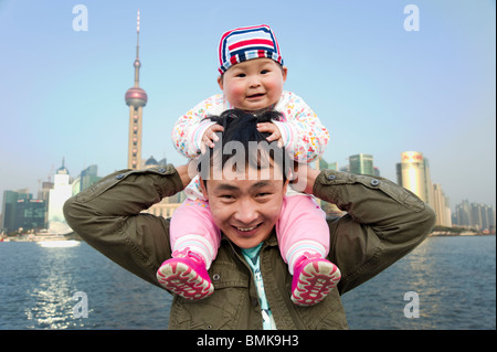 Padre e figlio unico sul lungomare, Shanghai, Cina Foto Stock