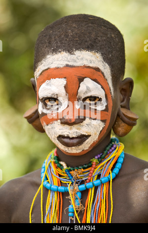 Etiopia, regione dell'Omo, Kibish Village. Nipote di chief Bologedung (Bulugedong) con faccia vernice in cheif è composto. Foto Stock