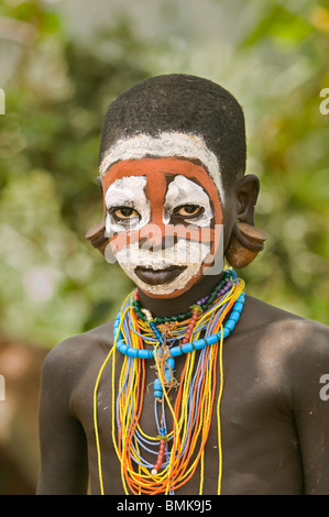 Etiopia, regione dell'Omo, Kibish Village. Nipote di chief Bologedung (Bulugedong) con faccia vernice in cheif è composto. Foto Stock