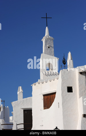 Campanile della chiesa imbiancata a Binibeca, Minorca, Isole Balerariche, Spagna Foto Stock