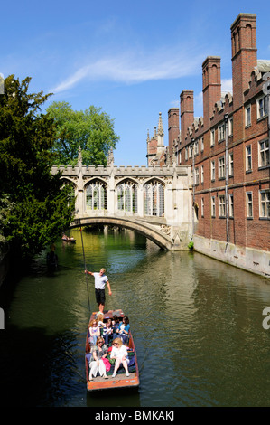 Punting sulla camma mediante il Ponte dei Sospiri, St John's College di Cambridge, Inghilterra, Regno Unito Foto Stock