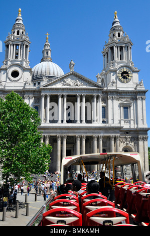 I turisti su open top tour bus avvicinando alla Cattedrale di St Paul Foto Stock