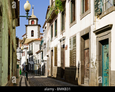 Vista sulla strada nel centro della città di Igreja Sao Pedro Chiesa di Rua de Sao Pedro Funchal Madeira Portogallo EU Europa Foto Stock