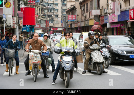 Motociclette e biciclette per le strade di Shanghai, Cina Foto Stock