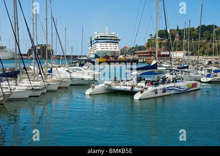 Catamarano di ritorno dal viaggio e nave da crociera ormeggiata in Il porto di Funchal Marina Madeira Portogallo UE Europa Foto Stock