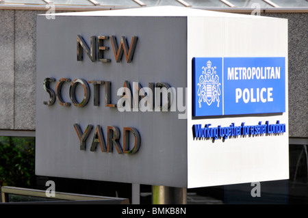 Cartello per il Metropolitan Police New Scotland Yard HQ trasferito in nuovi edifici presso Westminster Embankment a Londra, Inghilterra, Regno Unito Foto Stock