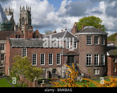 Grays Court Hotel e York Minster dalle mura della città York North Yorkshire Inghilterra Regno Unito Regno Unito Gran Bretagna Foto Stock