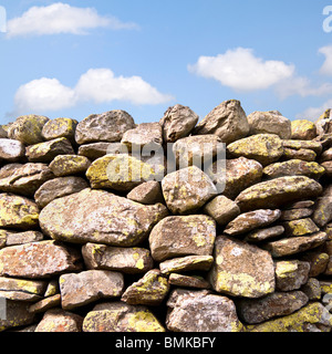 Dettaglio parete in pietra a secco con cielo blu, Regno Unito Foto Stock