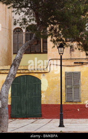 Porta di pullman di tipico stile spagnolo in casa Cuitedella, Menorca, Spagna Foto Stock