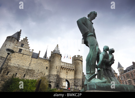 Lange Wapper statua a Steen castello sul lungomare a Anversa, Belgio Foto Stock