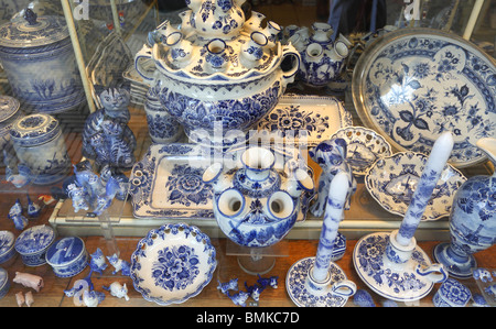 Blu e bianco in ceramica in vendita a Delft, Olanda. Foto Stock