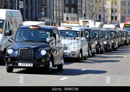 Londra taxi a coda di traffico Foto Stock