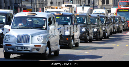 Londra taxi a coda di traffico Foto Stock