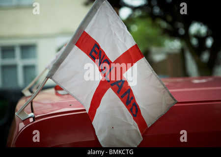 Un furgone visualizza un St George cross bandiere per la Coppa del Mondo 2010 Foto Stock