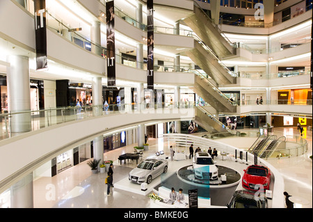 Plaza 66 centro commerciale di Nanjing Road West, Shanghai, Cina Foto Stock