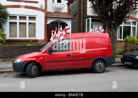 Un furgone visualizza un St George cross bandiere per la Coppa del Mondo 2010 Foto Stock