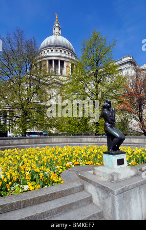 St Pauls Cathedral Londra la primavera e i giovani amanti della scultura Foto Stock