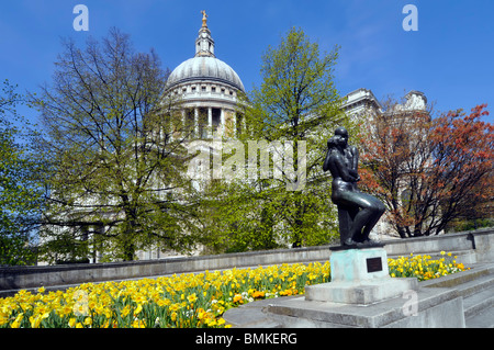 St Pauls Cathedral Londra la primavera e i giovani amanti della scultura Foto Stock