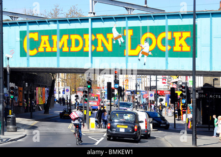 Camden Lock segno dipinto sul ponte Foto Stock