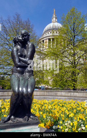 St Pauls Cathedral Londra la primavera e i giovani amanti della scultura Foto Stock