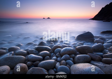 Massi sulla spiaggia al tramonto Cornovaglia Foto Stock