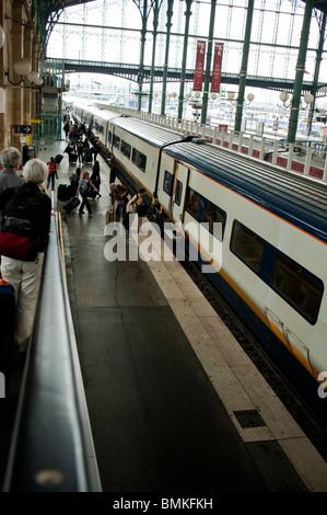 Parigi, Francia, High Angle View, turisti che viaggiano nella stazione dei treni ad alta velocità, 'Gare de Nord', Eurostar, piattaforma ferroviaria sncf, treno d'imbarco Foto Stock