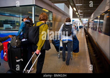 London, England, Regno Unito, Gran Bretagna, il turista giovane a piedi, viaggiare in stazione ferroviaria,con i bagagli, a piedi 'St. Pancras', (Eurostar, da Parigi) Foto Stock