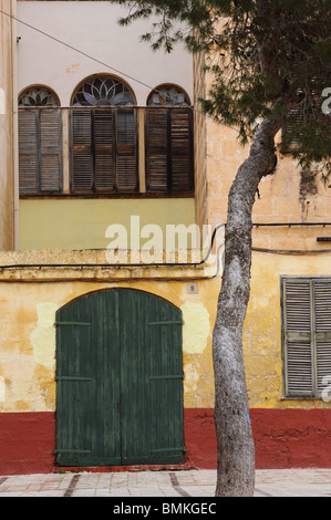 Porta di pullman di tipico stile spagnolo in casa Cuitedella, Menorca, Spagna Foto Stock