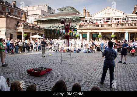 Artisti di strada a Covent Garden di Londra Foto Stock