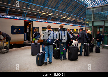 Londra, Inghilterra, Regno Unito, Gran Bretagna, grande folla di persone, da dietro, turisti che viaggiano con i bagagli, stazione ferroviaria ad alta velocità, St. Pancras, Eurostar, sala, valigie, treni elettrici Foto Stock