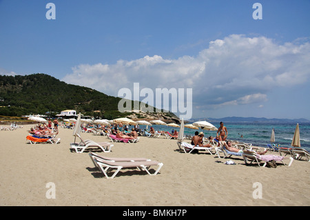 Vista della spiaggia, Platja des Cavallet, Ibiza, Isole Baleari, Spagna Foto Stock