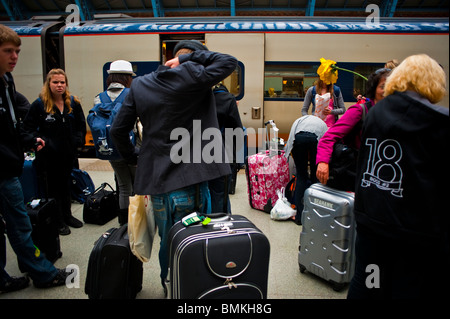 Londra, Inghilterra, Regno Unito, Gran Bretagna, grande folla di persone, da dietro, turisti che viaggiano nella stazione ferroviaria ad alta velocità, St. Pancras, Eurostar, con valigie all'interno, viaggi in treno globali, treni elettrici Foto Stock