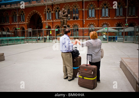 Londra, Inghilterra, Regno Unito, Gran Bretagna, coppia di turisti che viaggiano, da dietro, stazione ferroviaria, St. Pancras, Eurostar, interno con valigie Foto Stock