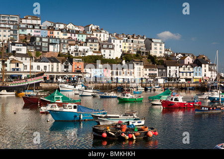 Regno Unito, Inghilterra, Devon, Brixham barche da diporto ormeggiata nel porto di seguito attraenti case sul lungomare Foto Stock