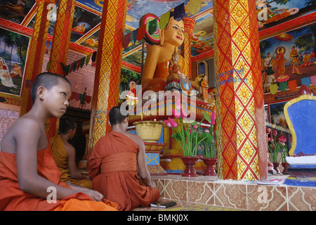 I giovani monaci buddisti in un tempio di Lolei, Angkor, Cambogia Foto Stock