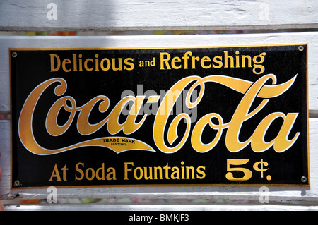 Il vecchio segno Coca-Cola su beach bar, Platja de ses Salines, Ibiza, Isole Baleari, Spagna Foto Stock